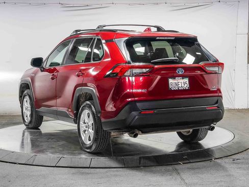 Used 2021 Toyota RAV4 LE w/ Carpet Mat Package (TMS) AWD/4WD image 3