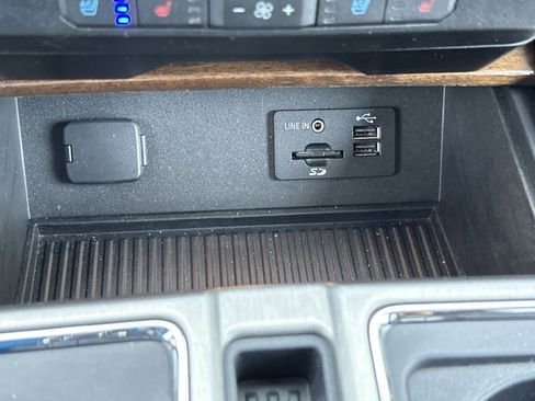 Used 2015 Ford F150 Platinum w/ Equipment Group 701A Luxury AWD/4WD image 32