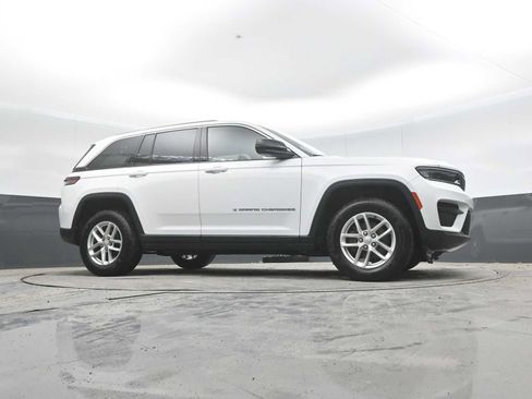 Used 2023 Jeep Grand Cherokee Laredo AWD/4WD image 29