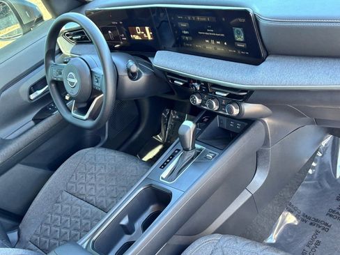 Certified 2025 Nissan Kicks SV image 9