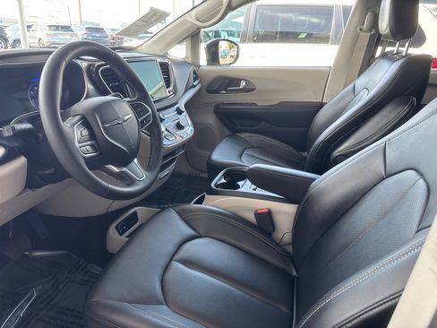 Used 2024 Chrysler Pacifica Touring-L FWD image 2