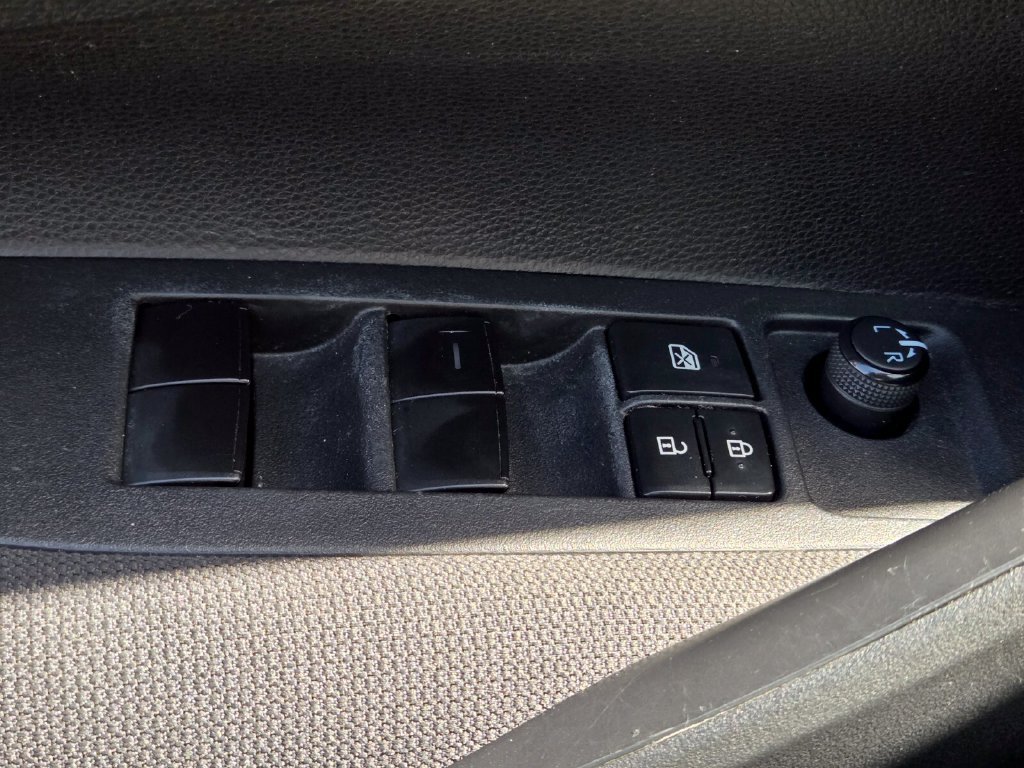 Used 2021 Toyota Corolla LE FWD image 30