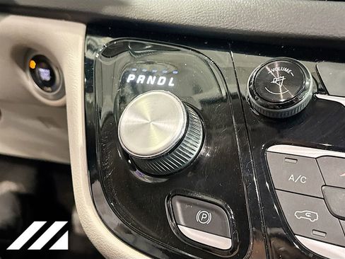 Used 2017 Chrysler Pacifica Touring-L image 19