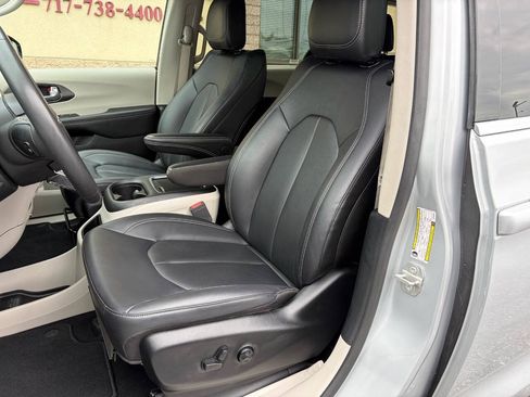 Used 2024 Chrysler Pacifica Touring-L FWD image 9
