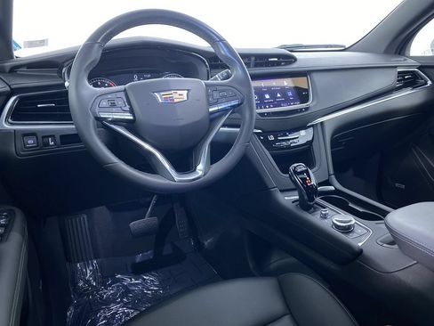 Used 2023 Cadillac XT6 Luxury FWD image 2