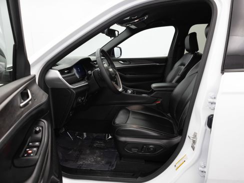 Used 2024 Jeep Grand Cherokee L Limited image 21