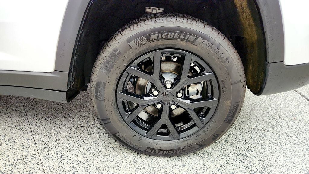 Used 2025 Jeep Grand Cherokee Altitude AWD/4WD image 9