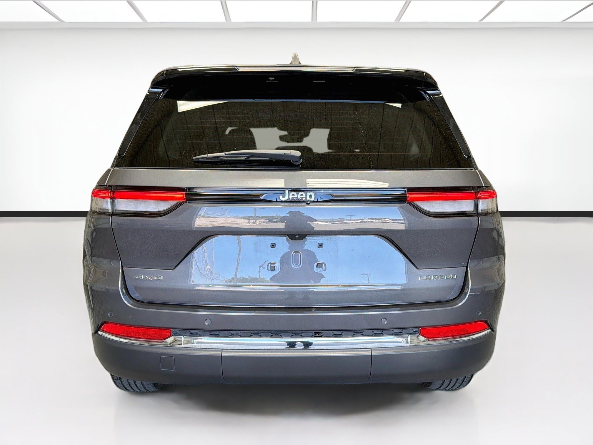 Used 2023 Jeep Grand Cherokee Laredo AWD/4WD image 5