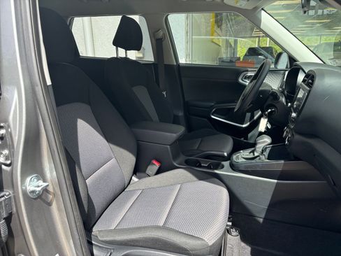 Used 2025 Kia Soul LX w/ LX Technology Package FWD image 24