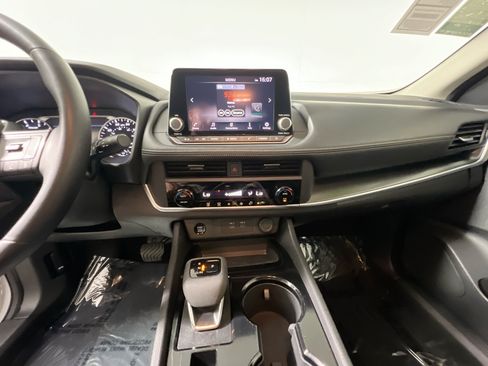 Used 2025 Nissan Rogue SV FWD image 25