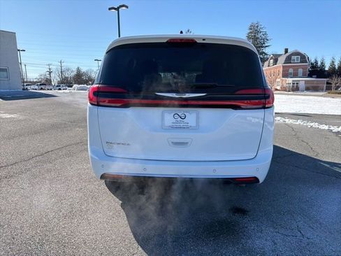 Used 2024 Chrysler Pacifica Touring-L image 7