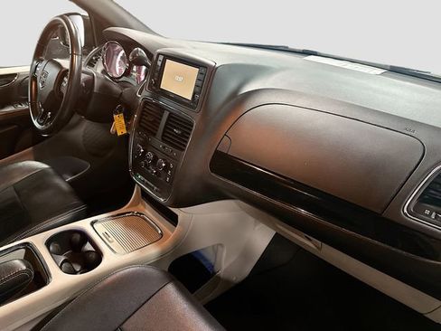Used 2018 Dodge Grand Caravan SXT image 30