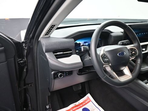 Used 2025 Ford Explorer Active image 16