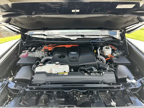 Used 2024 Toyota Tundra Platinum AWD/4WD image 34