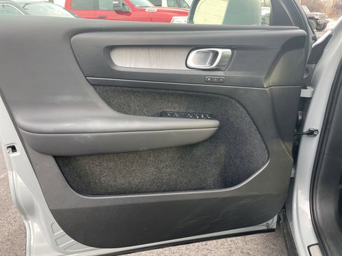 Used 2025 Volvo XC40 B5 Core image 35