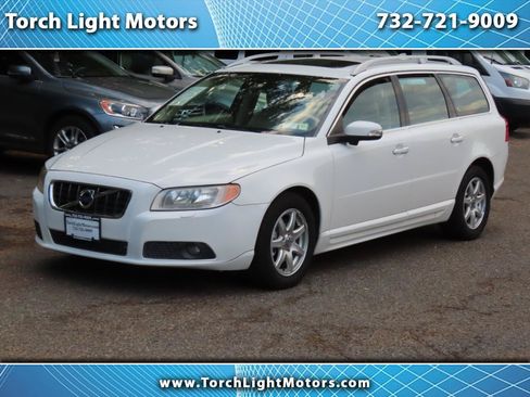 Used 2010 Volvo V70 FWD image 1