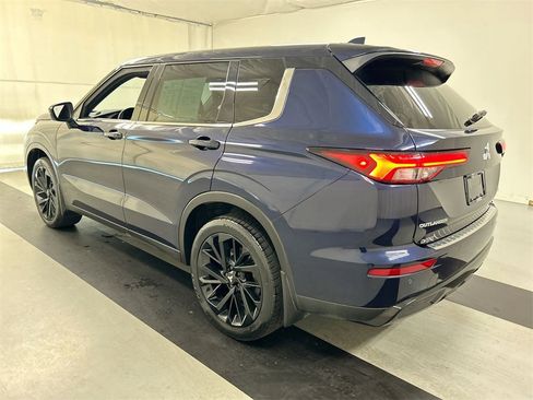 Used 2023 Mitsubishi Outlander SE Black Edition image 7