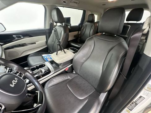Used 2024 Kia Carnival EX image 14