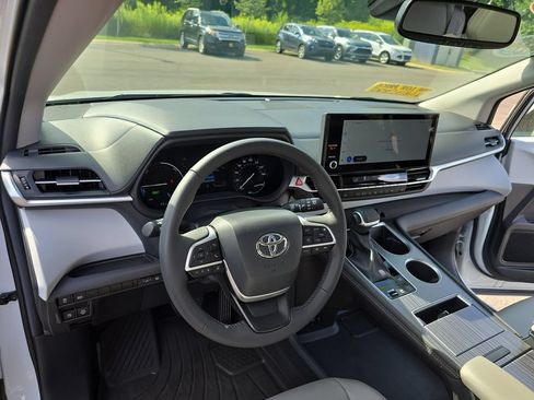 Certified 2025 Toyota Sienna XLE AWD/4WD image 19