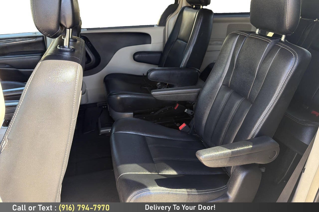 Used 2016 Chrysler Town & Country Touring w/ Driver Convenience Group FWD image 14