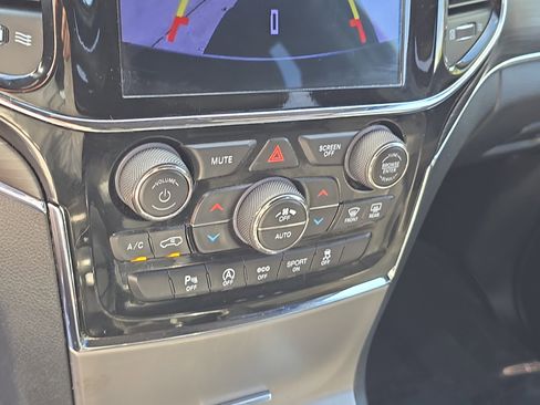 Used 2019 Jeep Grand Cherokee Limited AWD/4WD image 26
