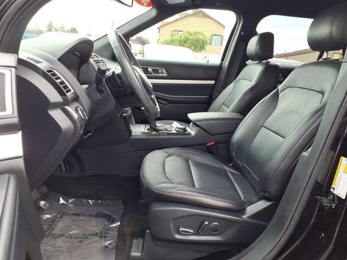 Used 2017 Ford Explorer XLT w/ Equipment Group 202A AWD/4WD image 18