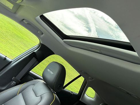 Used 2024 Chevrolet Trax ACTIV w/ Sunroof Package FWD image 31