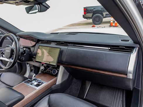 Used 2023 Land Rover Range Rover Long Wheelbase SE image 16