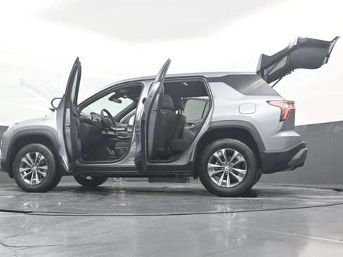 Used 2026 Chevrolet Equinox LT FWD image 43