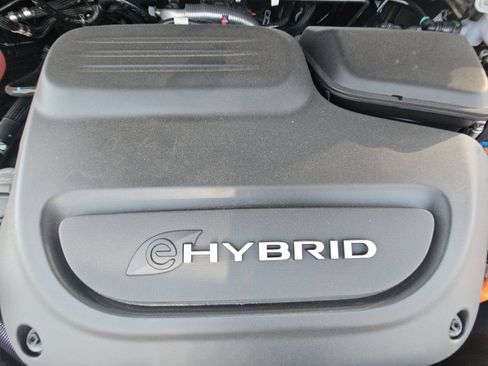 Used 2023 Chrysler Pacifica Touring-L FWD image 8