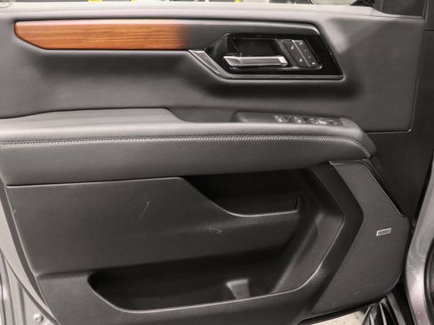 Used 2025 GMC Yukon XL Denali AWD/4WD image 11