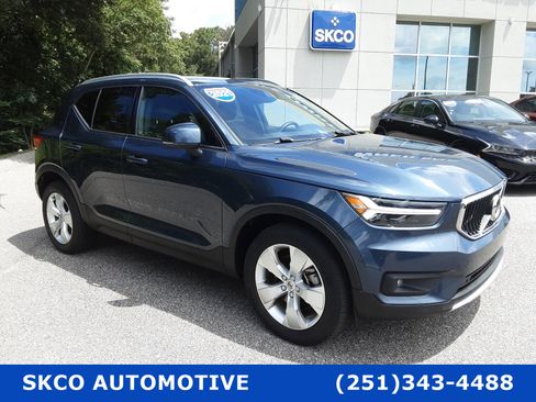 Used 2021 Volvo XC40 T4 Momentum image 7