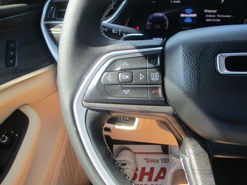 Used 2023 Jeep Grand Cherokee Limited AWD/4WD image 11