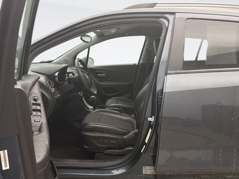 Used 2022 Chevrolet Trax LT w/ LT Convenience Package image 8