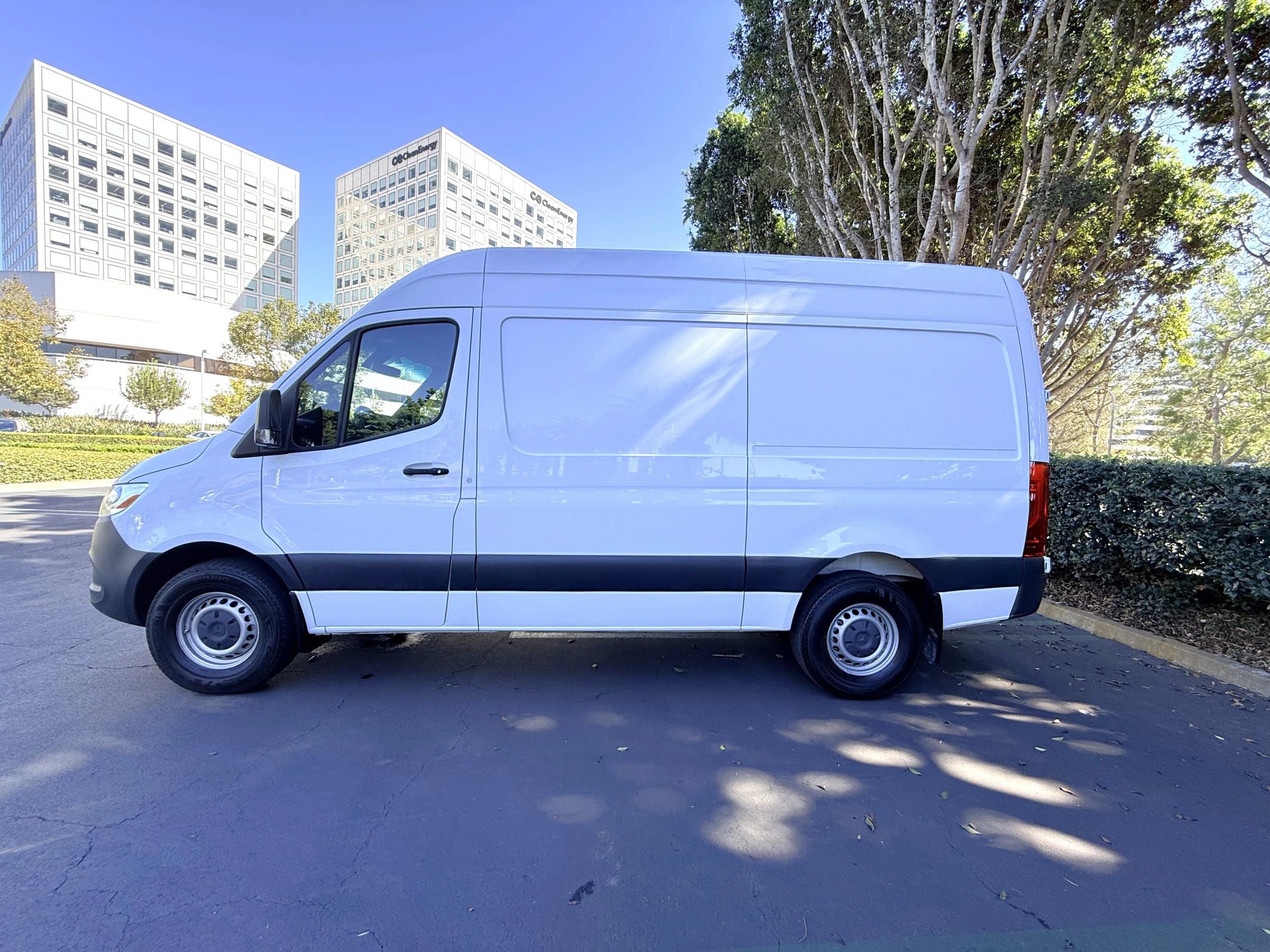 Used 2022 Mercedes-Benz Sprinter 2500 144 Cargo image 4