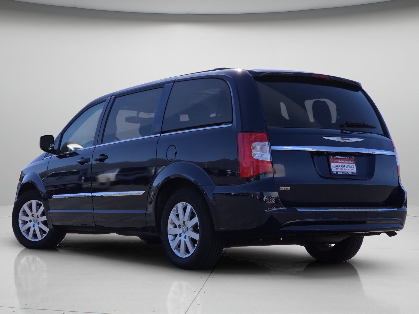 Used 2015 Chrysler Town & Country Touring FWD image 20