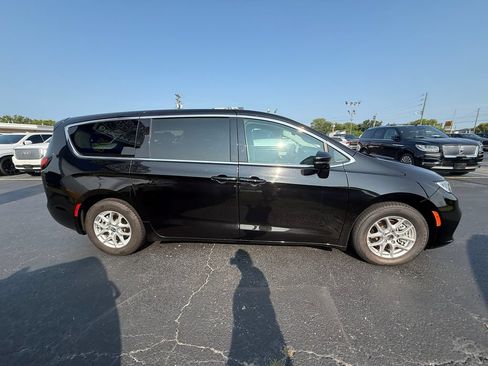 Used 2024 Chrysler Pacifica Touring-L FWD image 2