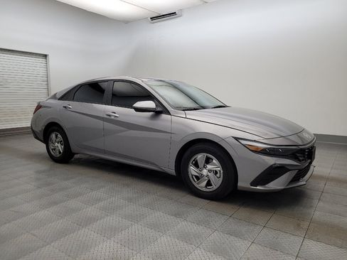 Used 2025 Hyundai Elantra SE image 11