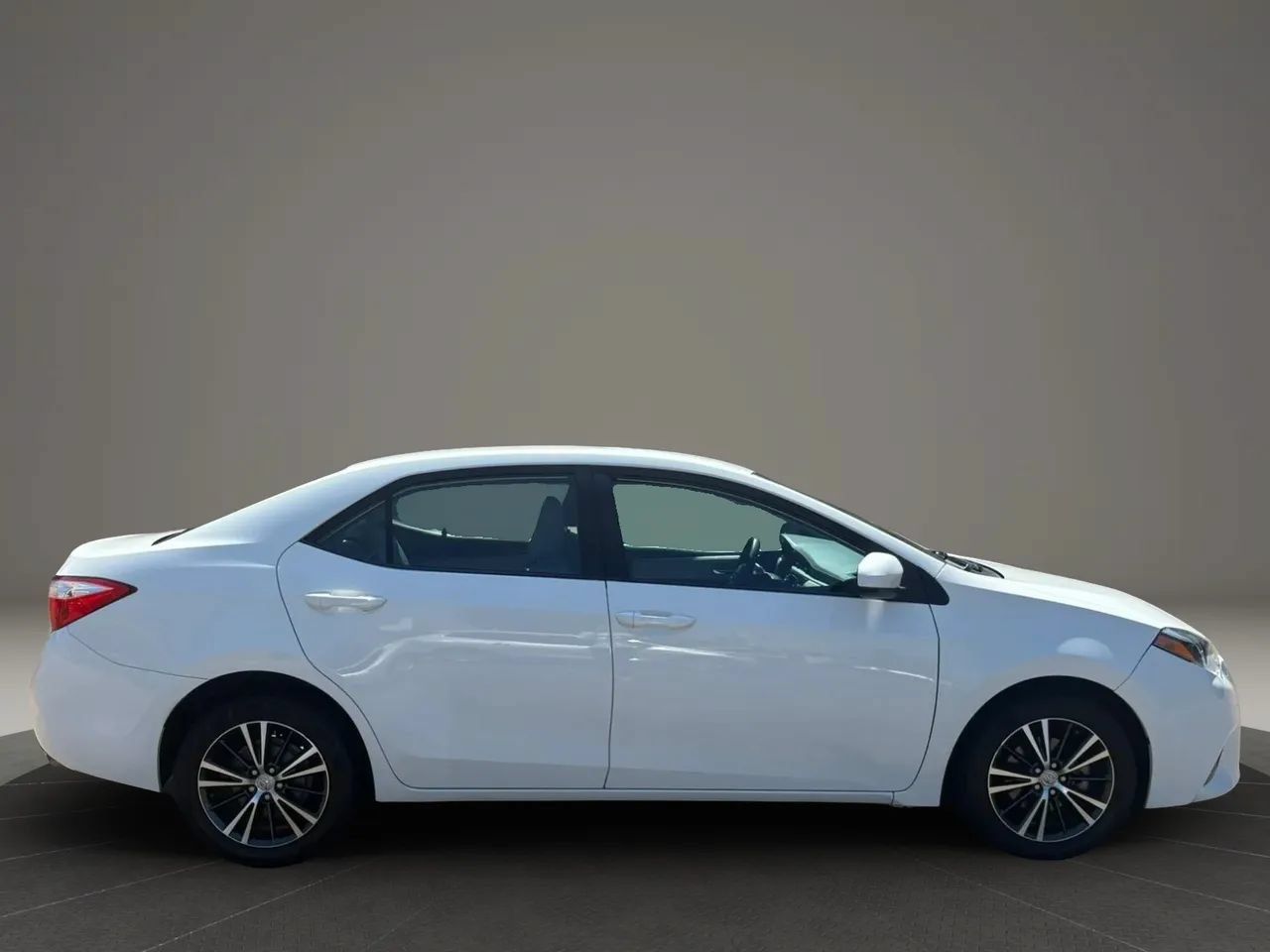 Used 2016 Toyota Corolla LE FWD image 5