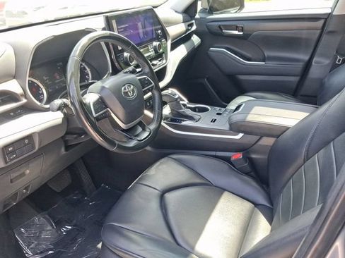 Used 2023 Toyota Highlander XLE FWD image 10