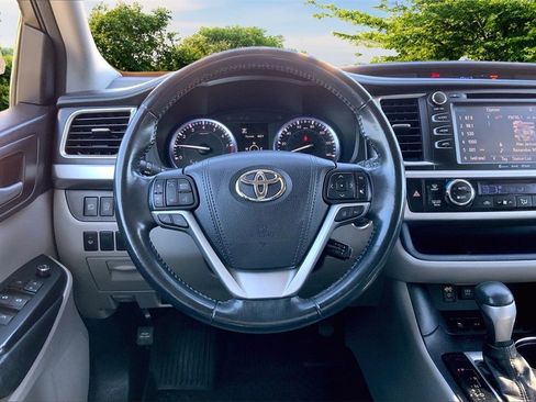 Used 2017 Toyota Highlander XLE image 8