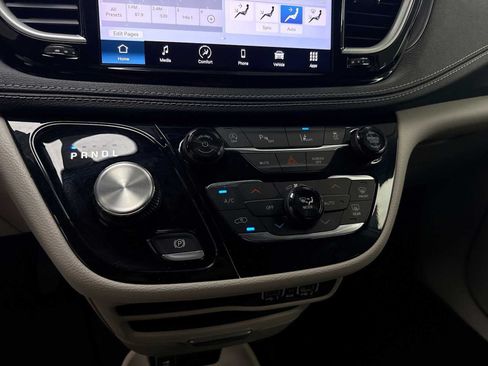 Used 2023 Chrysler Pacifica Touring-L FWD image 15