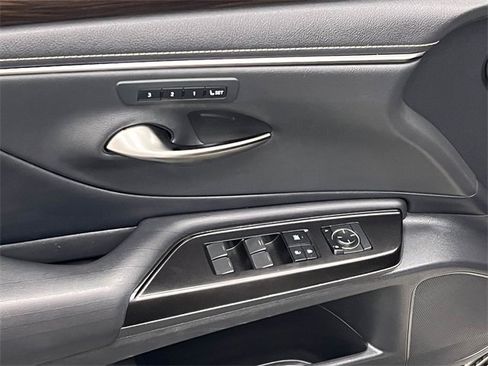 Used 2019 Lexus ES 300h w/ Luxury Package image 11