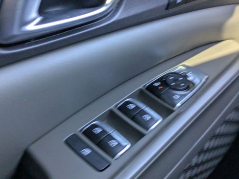 Certified 2025 Kia Carnival EX image 28