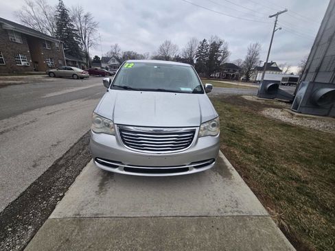 Used 2012 Chrysler Town & Country Limited w/ Luxury Group image 4