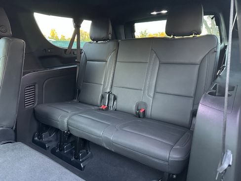 Used 2025 Chevrolet Suburban Z71 image 19
