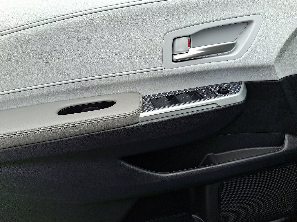 Certified 2025 Toyota Sienna XLE FWD image 12
