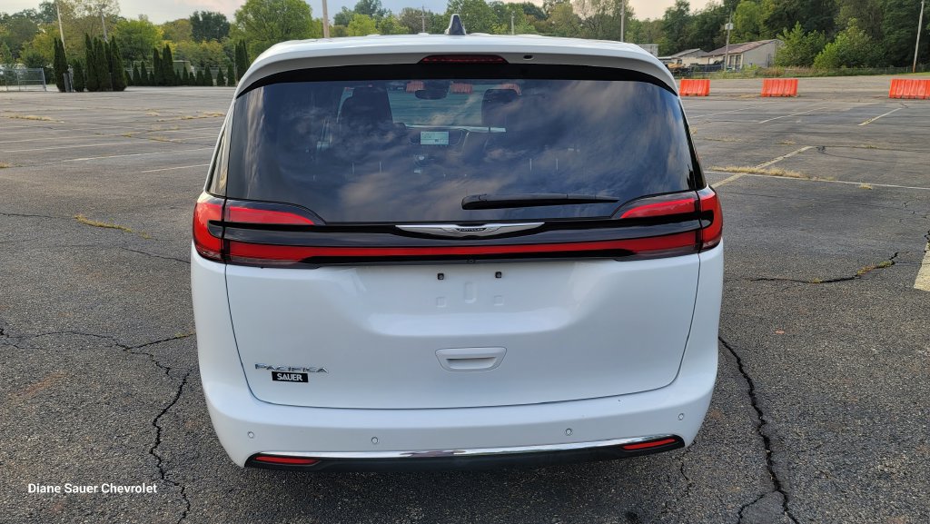 Used 2024 Chrysler Pacifica Touring-L FWD image 10