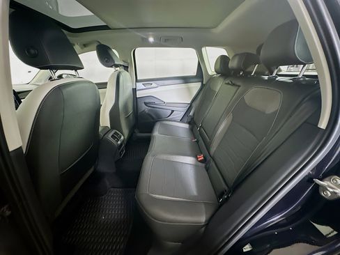 Used 2025 Volkswagen Taos SE w/ Panoramic Sunroof Package image 29