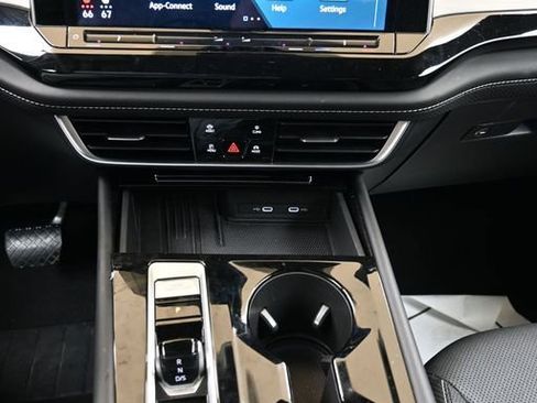 Certified 2025 Volkswagen Atlas Cross Sport SE image 28